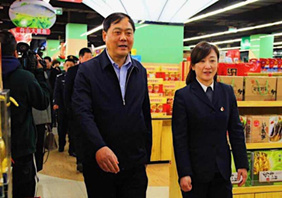 陳永華縣長(cháng)到安吉浙北購物中心檢查食品消費安全工作