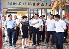 市人大主任胡菁菁一行視察“兩山”農品匯浙北超市紅旗路店