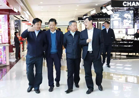 全國供銷(xiāo)合作總社黨組成員、理事會(huì )副主任王偉蒞臨湖州浙北大廈購物中心視察